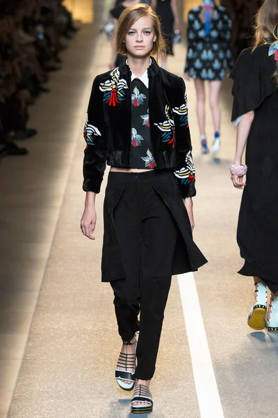 Look 10
